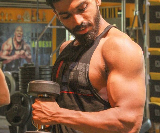 man hammer curl long head bicep exercises